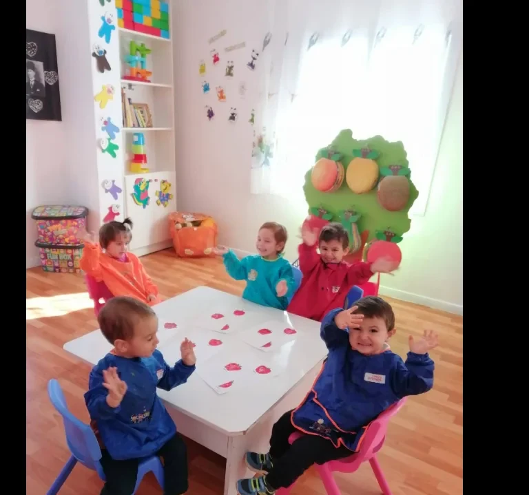 Sınıfta sanat atölyesi — çocuklar gülerek el kaldırıyor