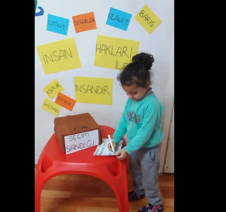 Demokrasi ve insan hakları etkinliği — minik öğrencimiz oy yazıyor