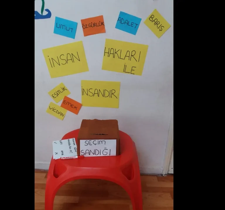 Demokrasi sandığı yakın çekim — insan hakları farkındalık çalışması